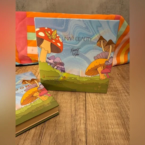 Lunar Beauty Moonshroom Highlighter Palette - Picture 4 of 4